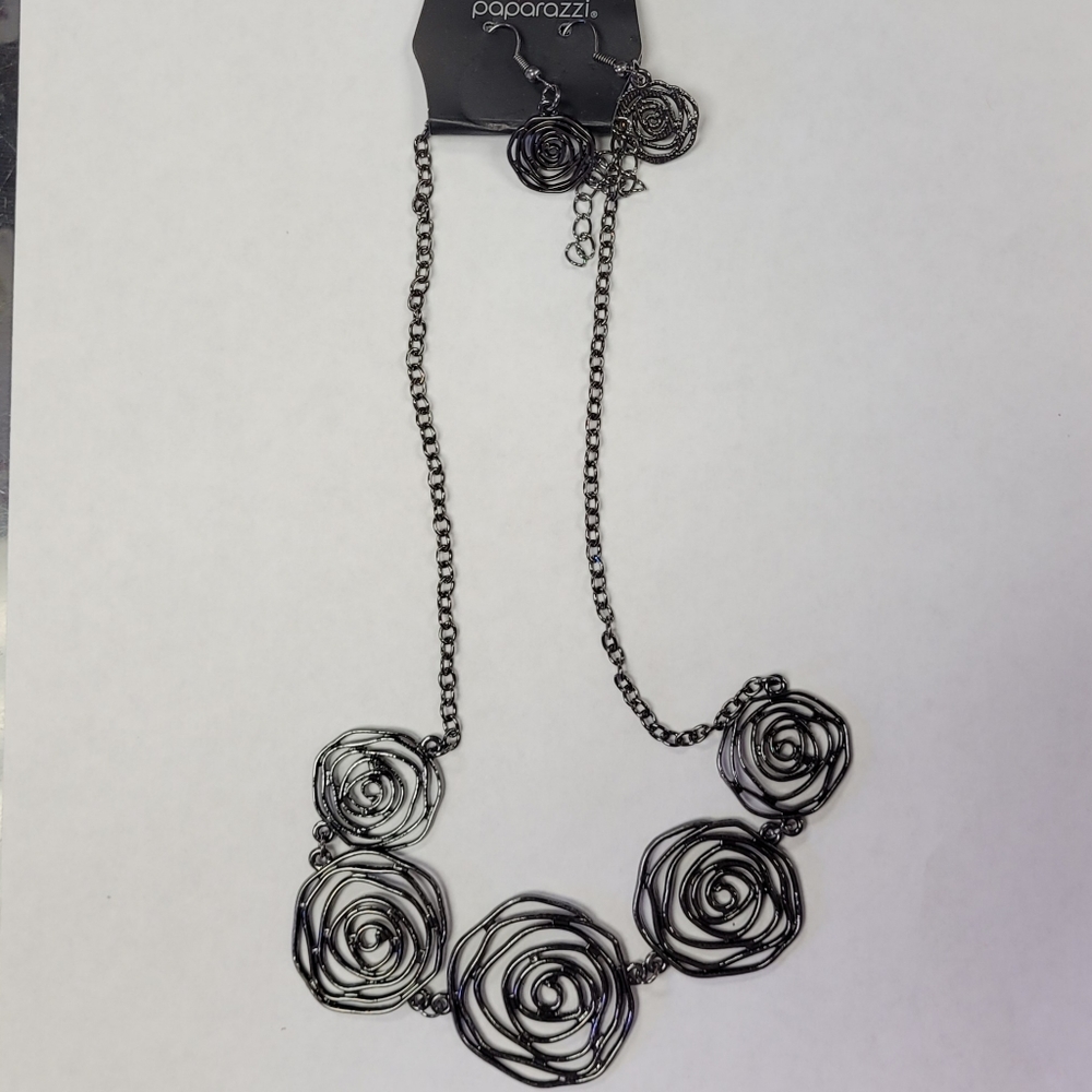 Paparazzi  Rosy Rosette - Black